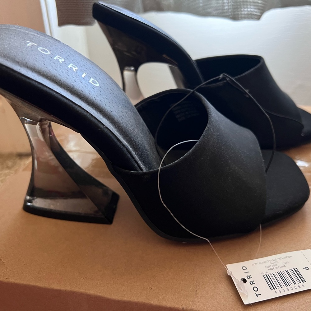 2 for $12 💲⬇️ - Torrid Black Geometric Heel Mules